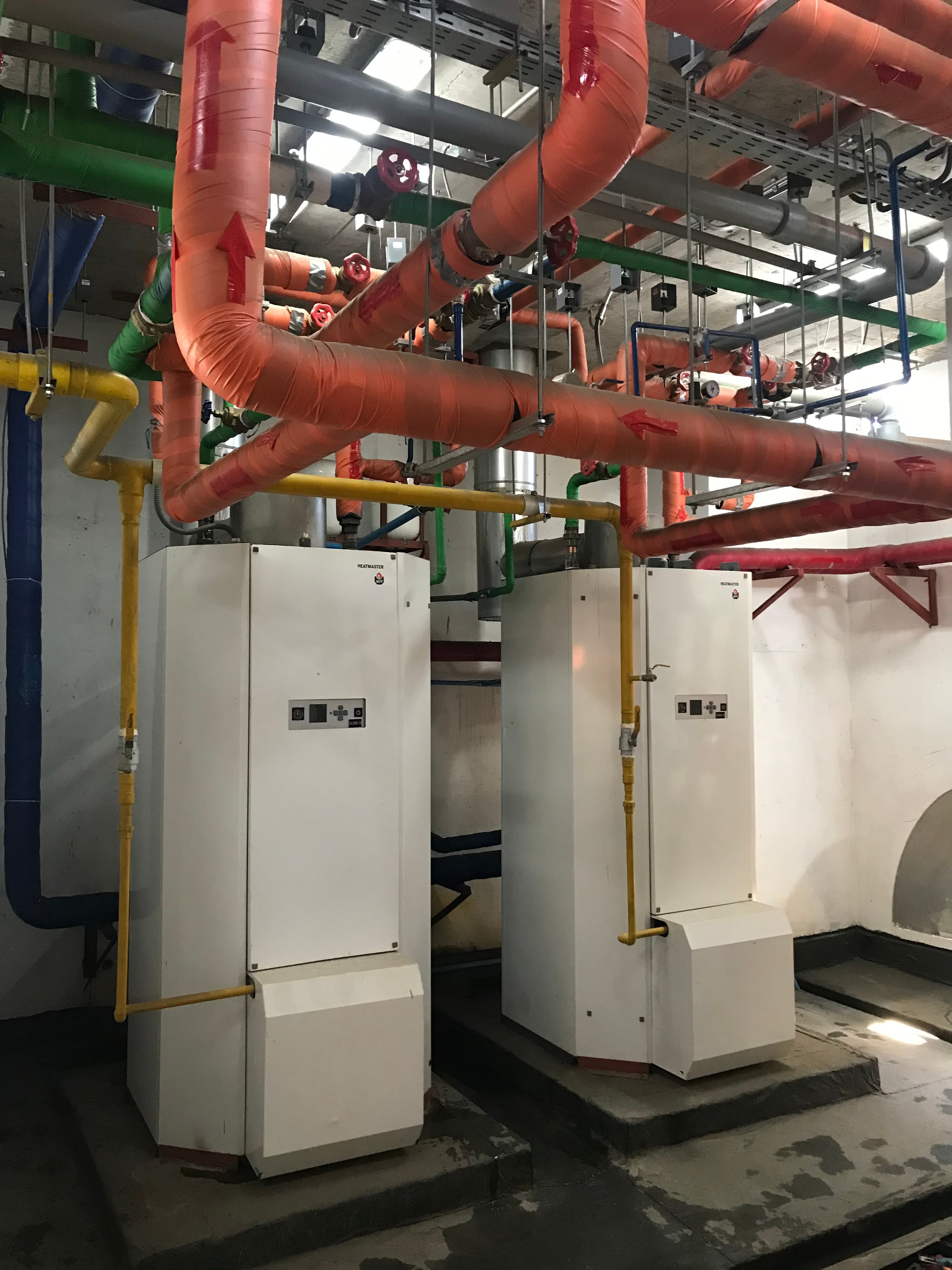 Sala de calderas y equipos eléctricos mantenidos por IVS Energy en edificio de la Región Metropolitana
