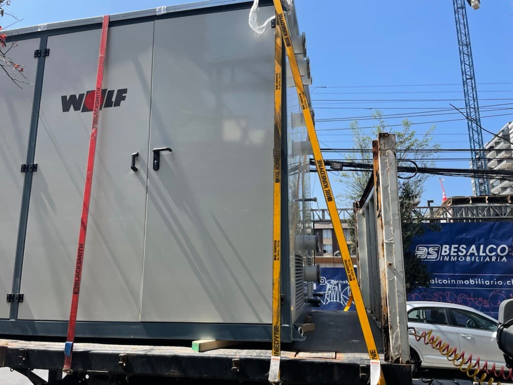 Llegada e instalación de caldera nueva en sala de calderas de edificio en la Región Metropolitana.