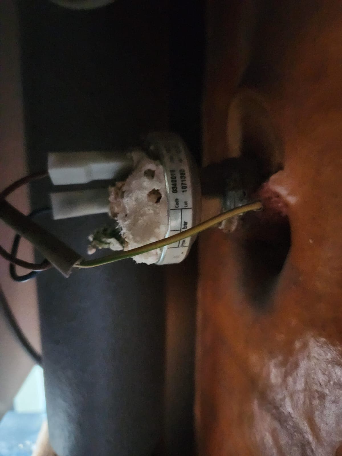 Aislación deteriorada en tuberías de sala de calderas en edificio de la V Región.