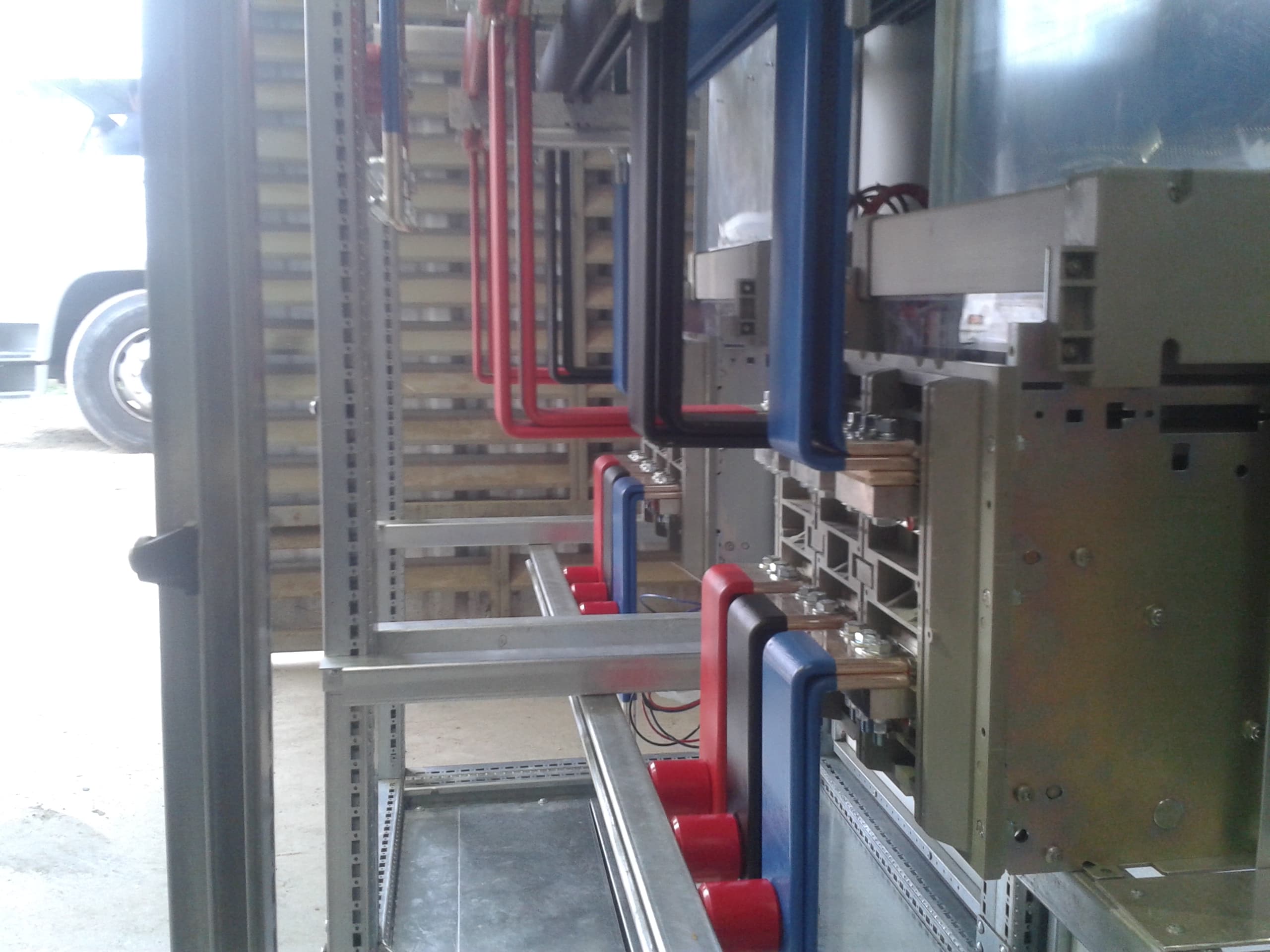 CDC hospitalario con bancos de baterías y tableros intervenidos por IVS Energy.